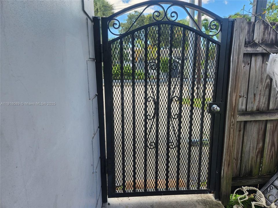 For Rent: $1,550 (1 beds, 1 baths, 2166 Square Feet)