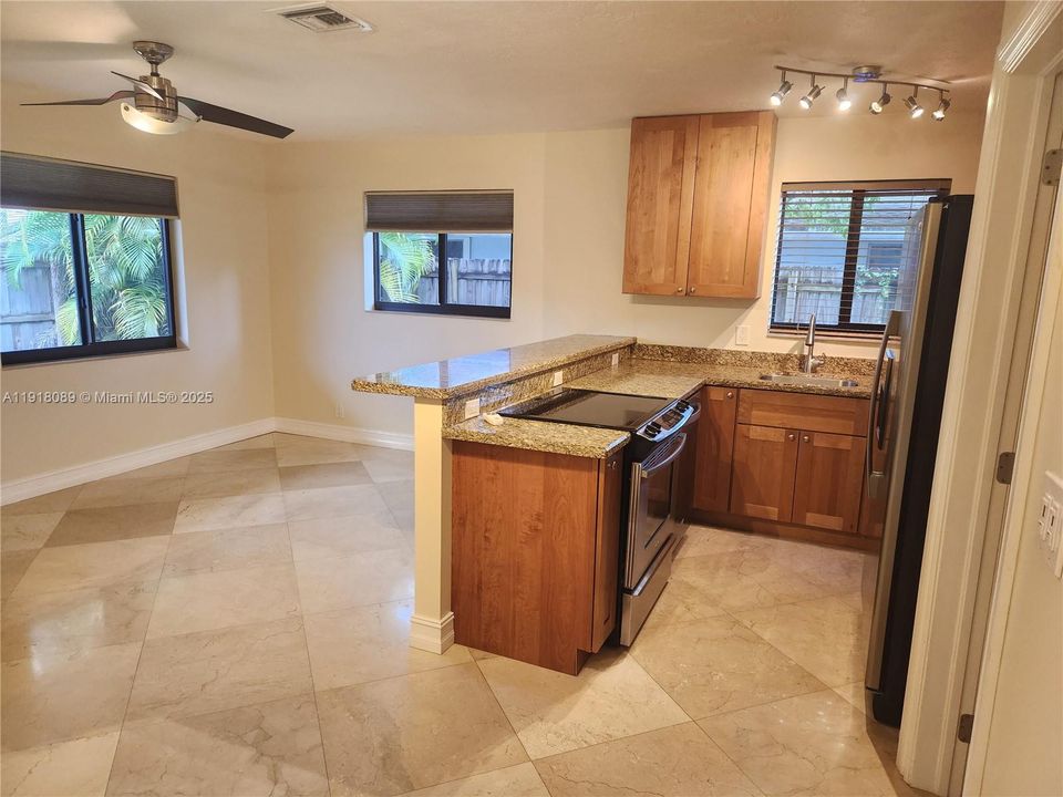 For Rent: $1,550 (1 beds, 1 baths, 2166 Square Feet)