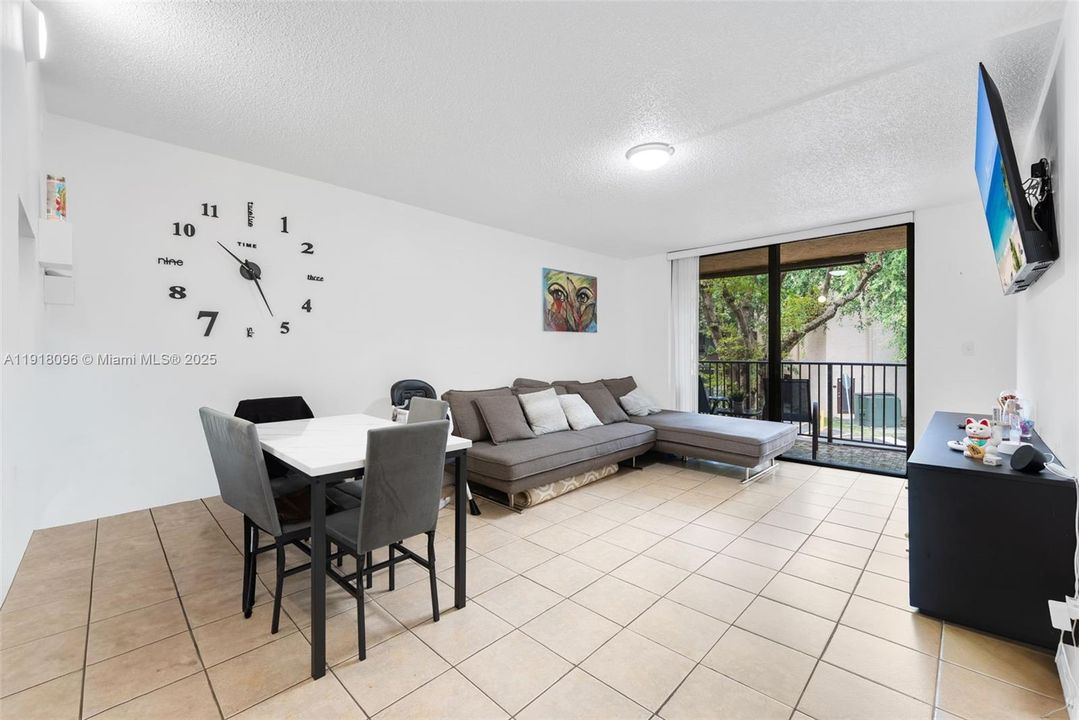 For Sale: $215,000 (1 beds, 1 baths, 614 Square Feet)