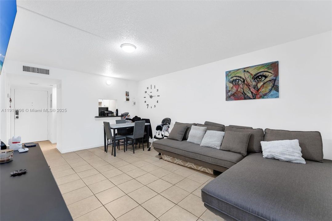 For Sale: $215,000 (1 beds, 1 baths, 614 Square Feet)