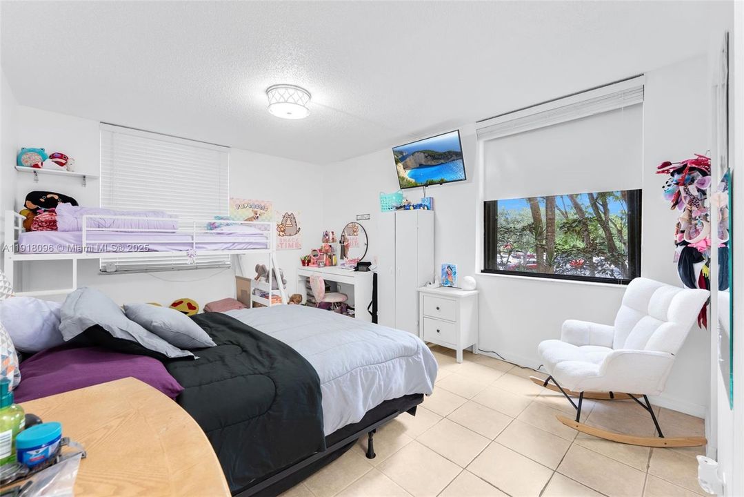 For Sale: $215,000 (1 beds, 1 baths, 614 Square Feet)