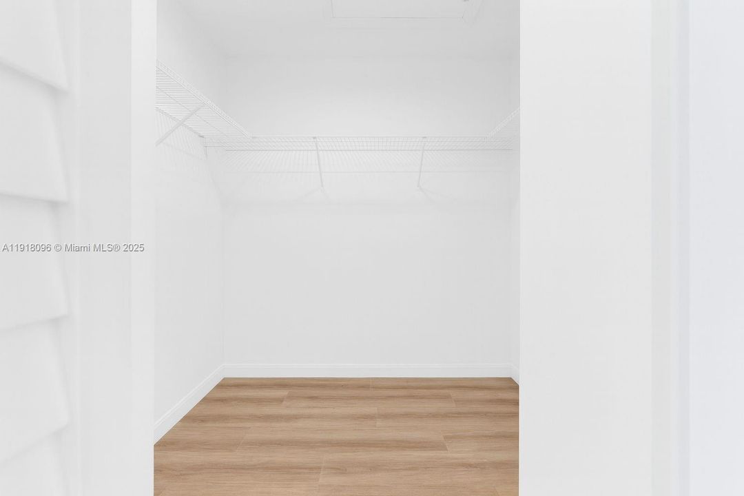 For Sale: $215,000 (1 beds, 1 baths, 614 Square Feet)