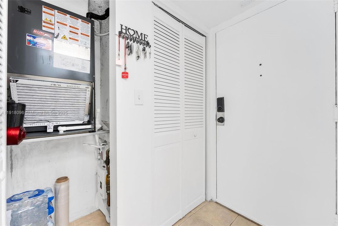 For Sale: $215,000 (1 beds, 1 baths, 614 Square Feet)