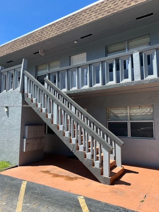 For Sale: $199,000 (1 beds, 1 baths, 713 Square Feet)