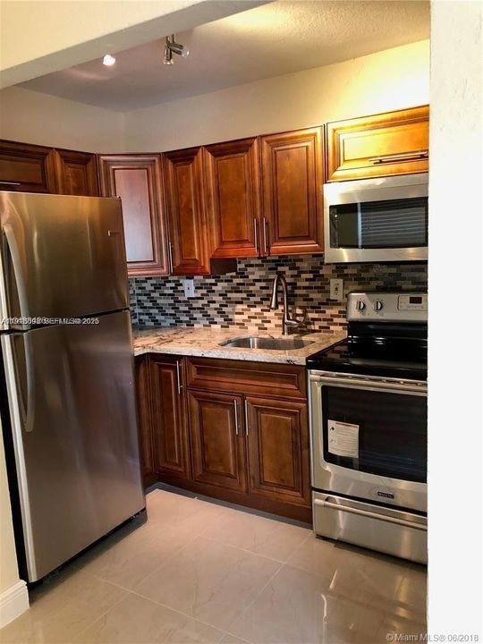 For Sale: $199,000 (1 beds, 1 baths, 713 Square Feet)