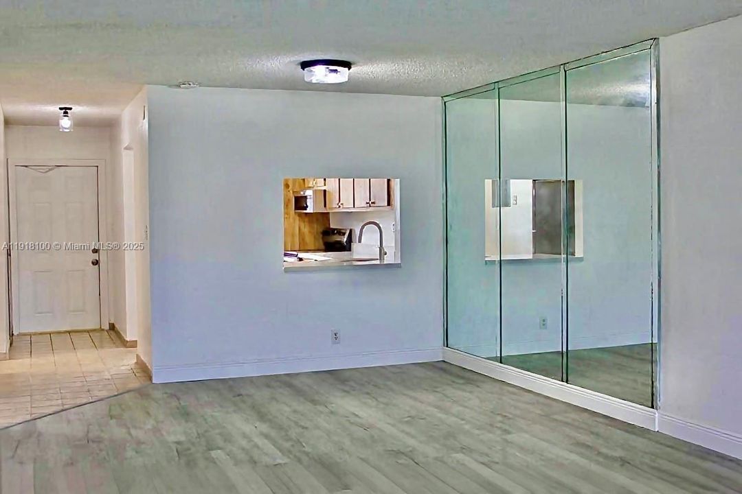 Под контрактом: $1,650 (1 спален, 1 ванн, 900 Квадратных фут)