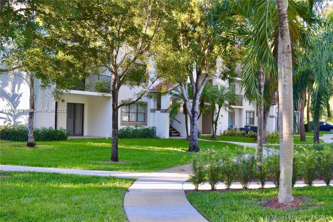 合同活跃: $1,700 (1 贝兹, 1 浴室, 841 平方英尺)