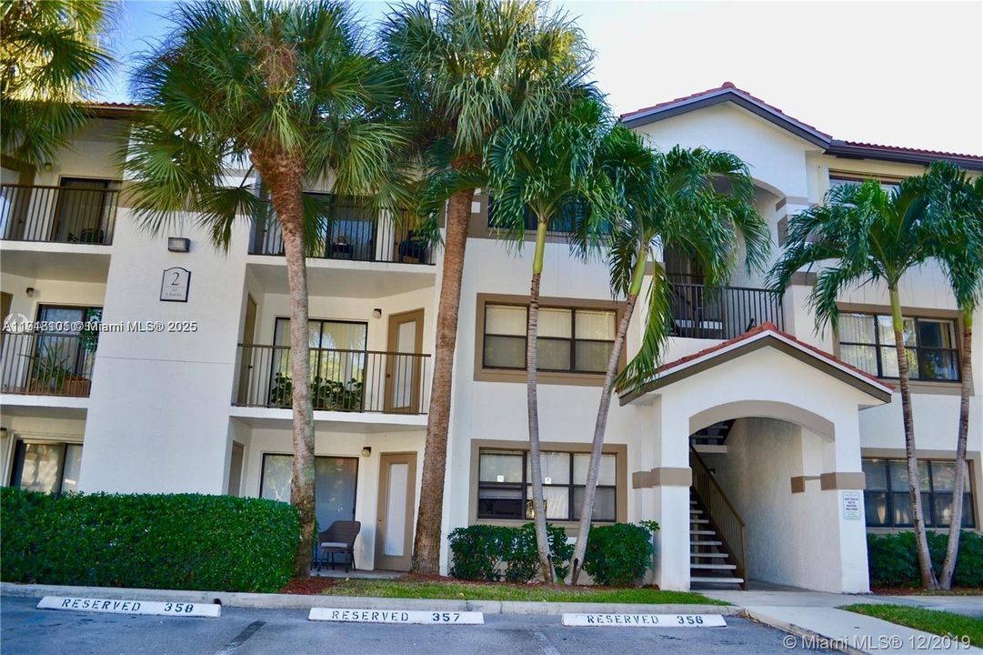 合同活跃: $1,700 (1 贝兹, 1 浴室, 841 平方英尺)