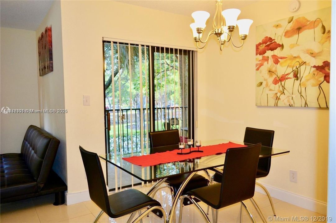 合同活跃: $1,700 (1 贝兹, 1 浴室, 841 平方英尺)