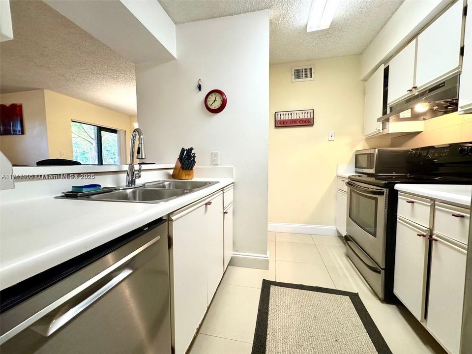 合同活跃: $1,700 (1 贝兹, 1 浴室, 841 平方英尺)