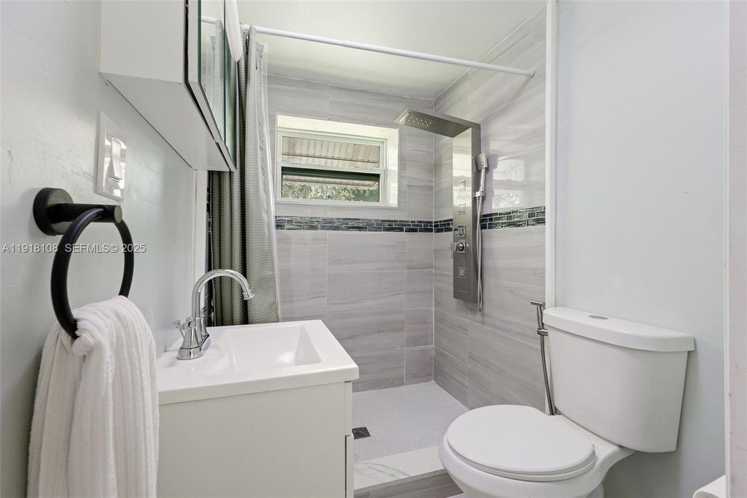 For Sale: $425,000 (2 beds, 1 baths, 754 Square Feet)