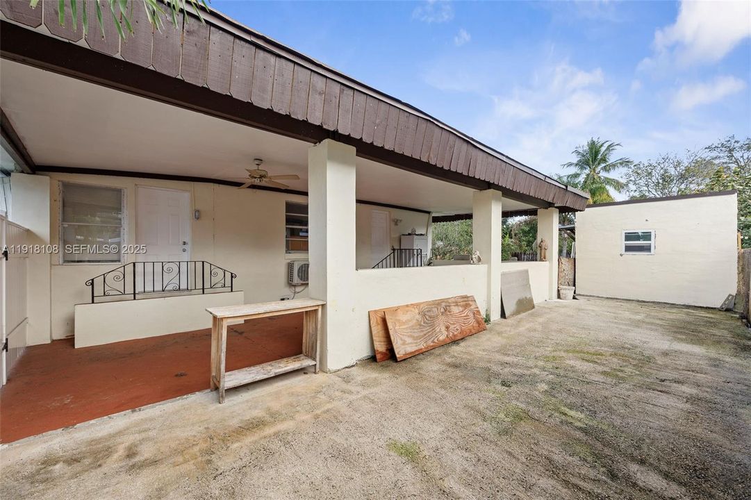 For Sale: $425,000 (2 beds, 1 baths, 754 Square Feet)