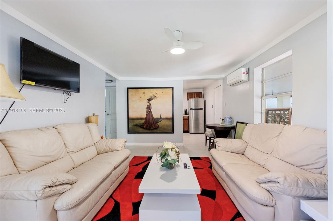 For Sale: $425,000 (2 beds, 1 baths, 754 Square Feet)