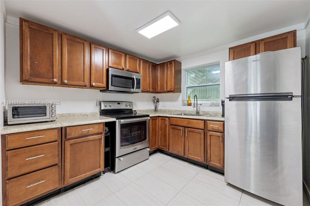 For Sale: $425,000 (2 beds, 1 baths, 754 Square Feet)