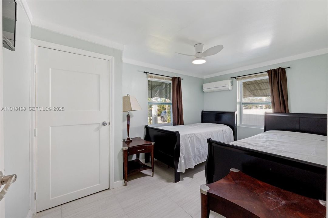 For Sale: $425,000 (2 beds, 1 baths, 754 Square Feet)