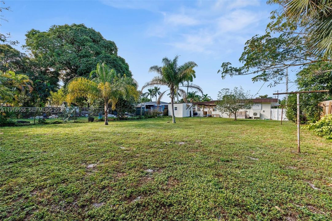 For Sale: $425,000 (2 beds, 1 baths, 754 Square Feet)