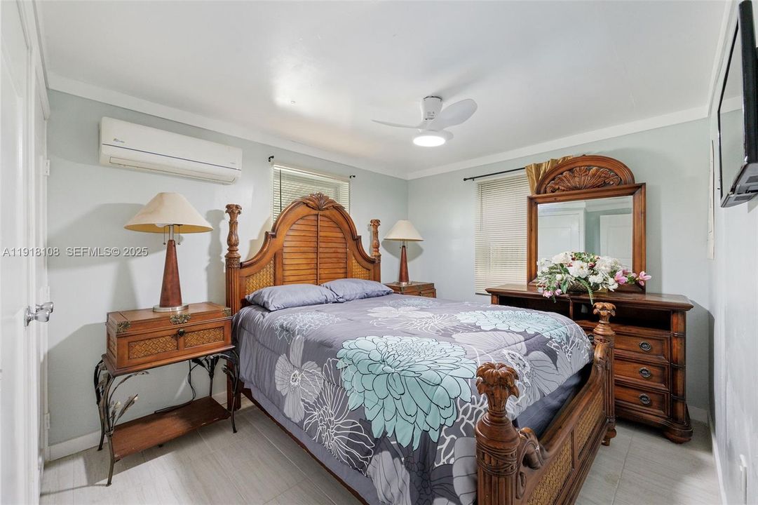 For Sale: $425,000 (2 beds, 1 baths, 754 Square Feet)