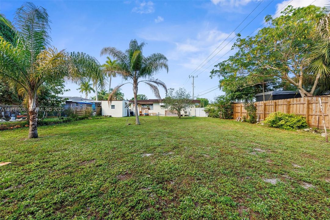 For Sale: $425,000 (2 beds, 1 baths, 754 Square Feet)