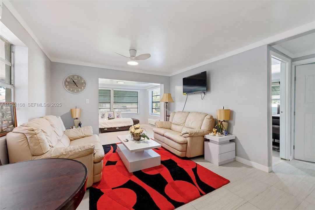 For Sale: $425,000 (2 beds, 1 baths, 754 Square Feet)