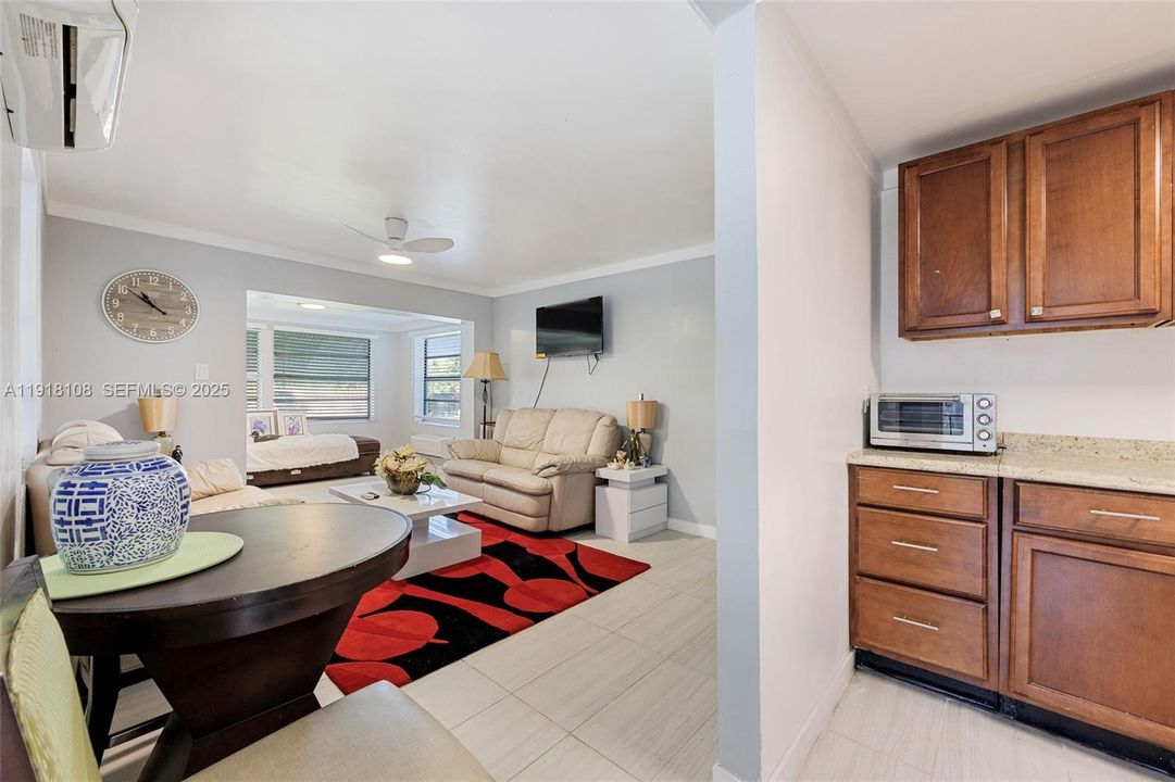 For Sale: $425,000 (2 beds, 1 baths, 754 Square Feet)