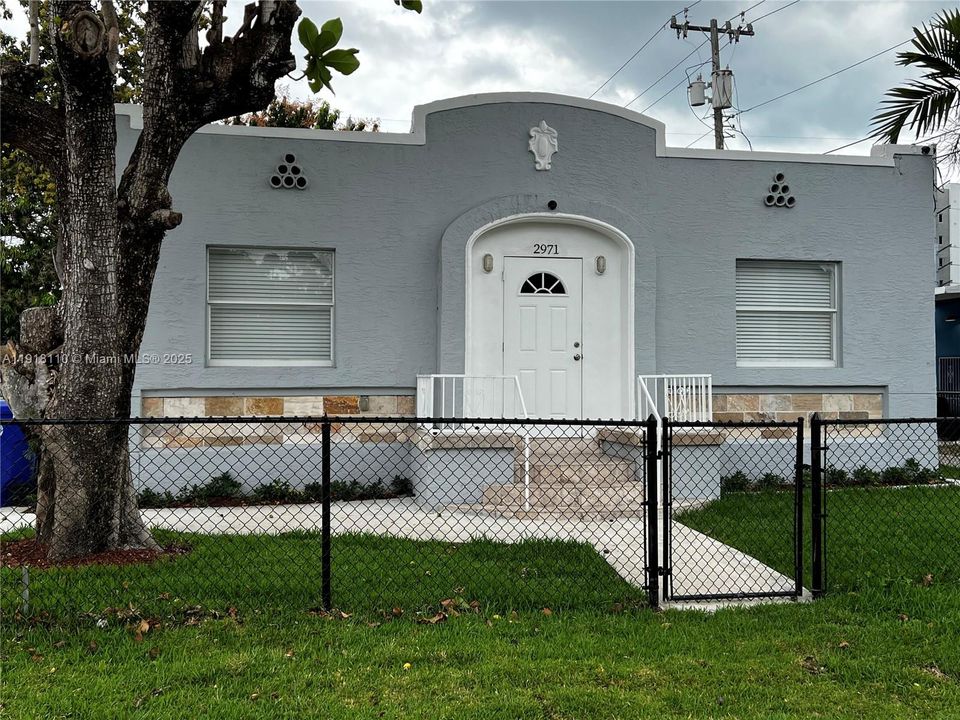 Под контрактом: $3,000 (4 спален, 2 ванн, 2537 Квадратных фут)