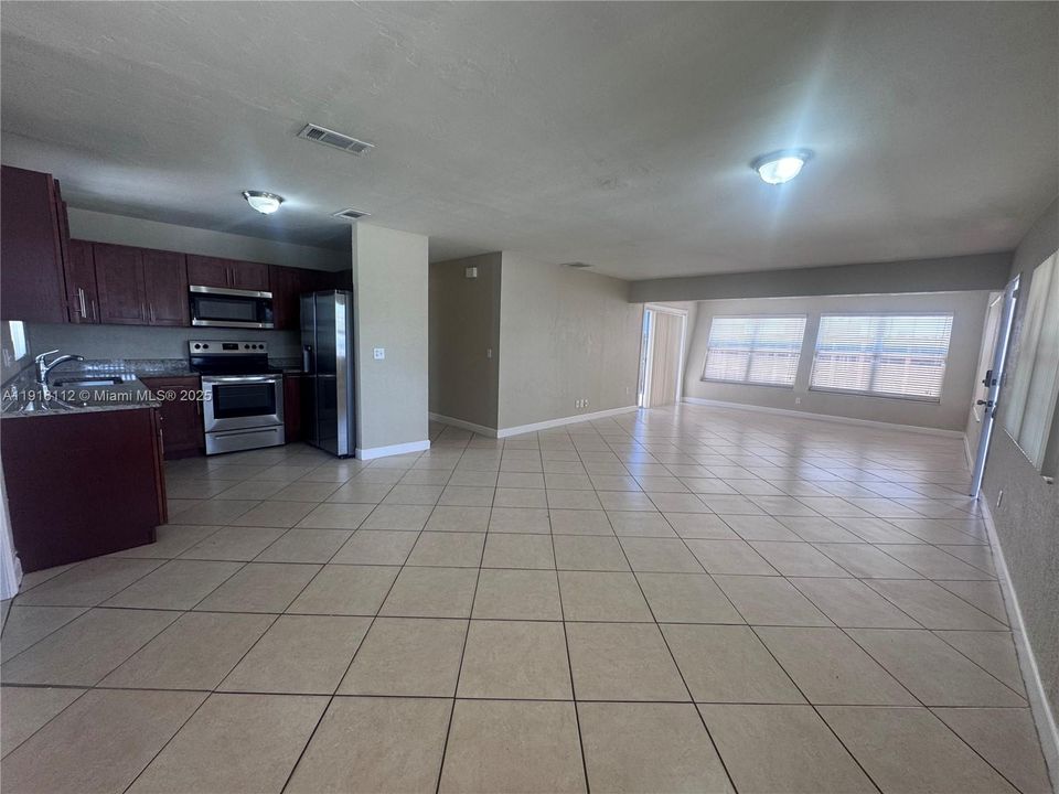 合同活跃: $479,900 (3 贝兹, 2 浴室, 1278 平方英尺)