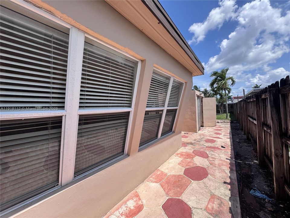 合同活跃: $479,900 (3 贝兹, 2 浴室, 1278 平方英尺)