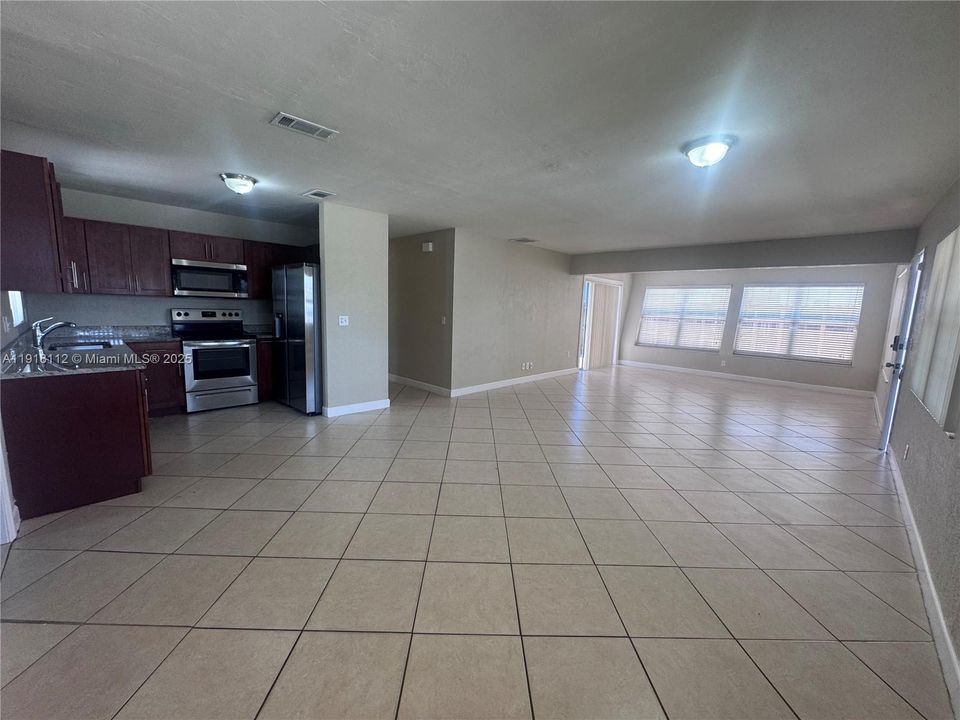 合同活跃: $479,900 (3 贝兹, 2 浴室, 1278 平方英尺)