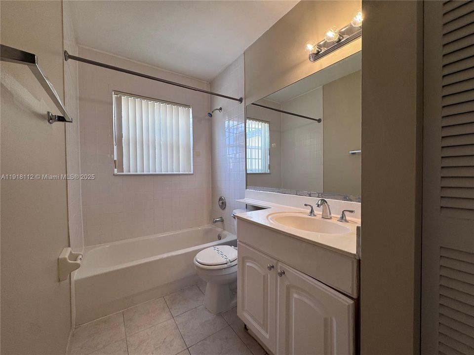 合同活跃: $479,900 (3 贝兹, 2 浴室, 1278 平方英尺)