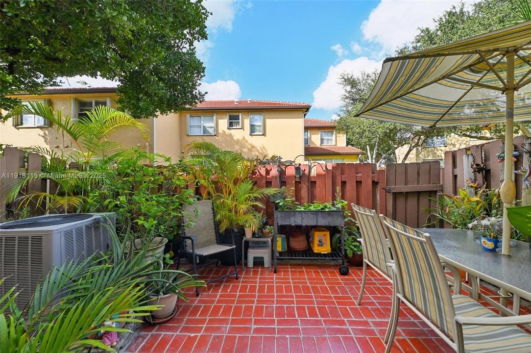 For Sale: $299,999 (3 beds, 2 baths, 1169 Square Feet)