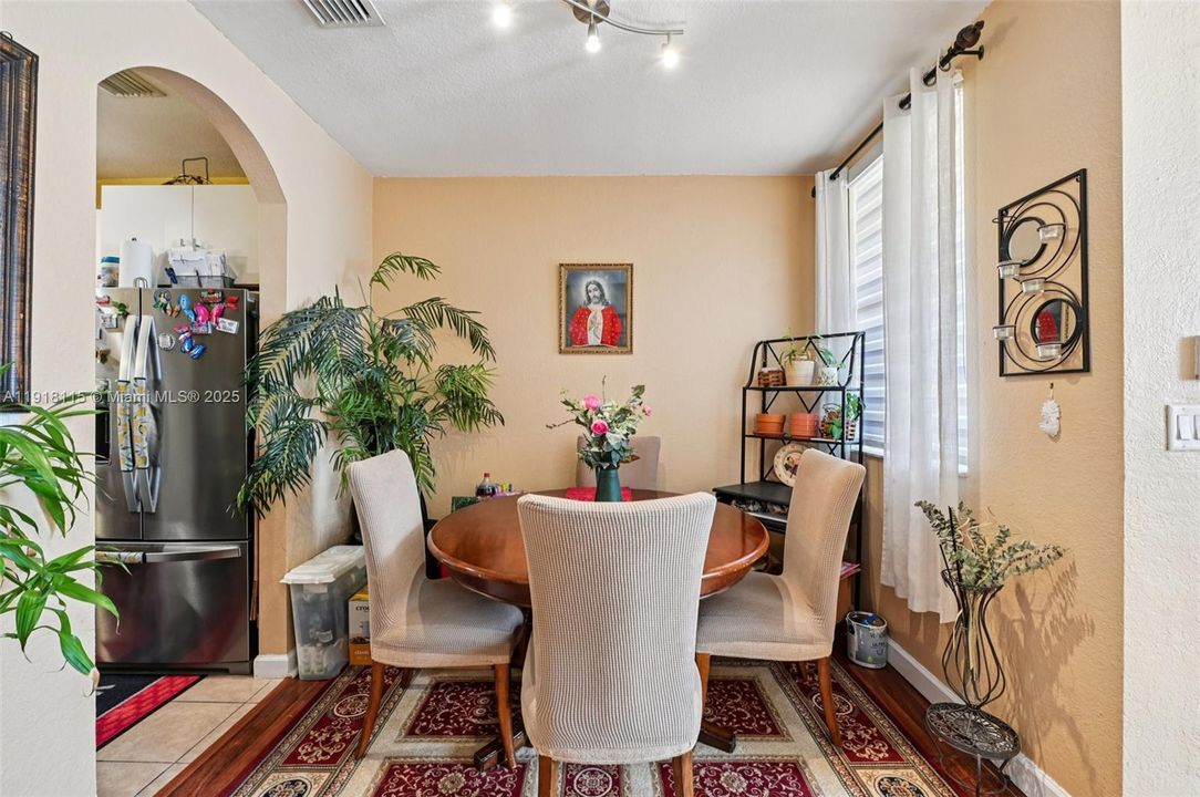 For Sale: $299,999 (3 beds, 2 baths, 1169 Square Feet)