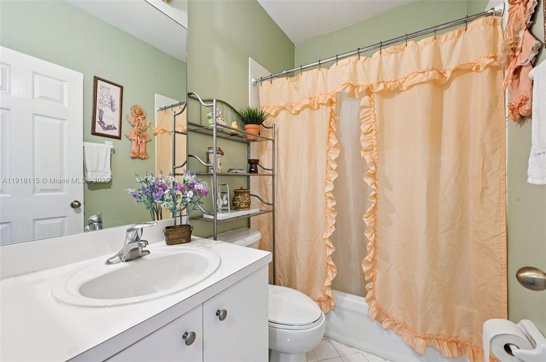 For Sale: $299,999 (3 beds, 2 baths, 1169 Square Feet)