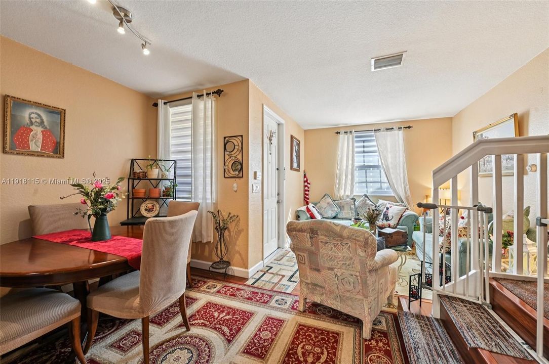 For Sale: $299,999 (3 beds, 2 baths, 1169 Square Feet)