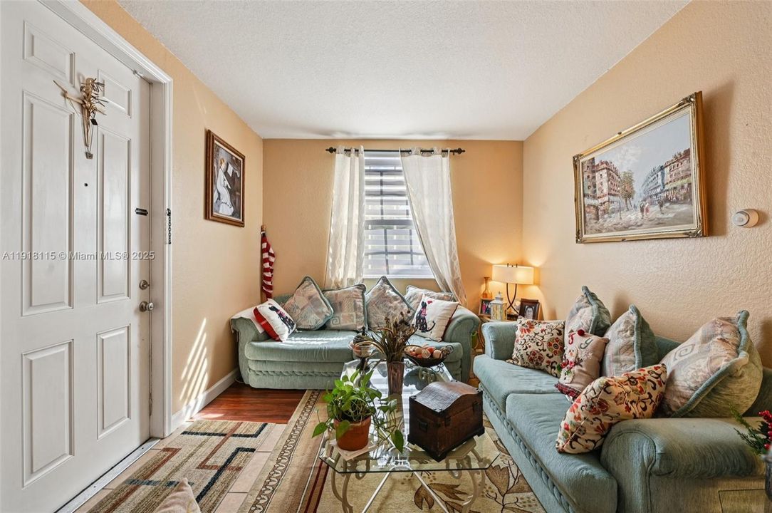 For Sale: $299,999 (3 beds, 2 baths, 1169 Square Feet)