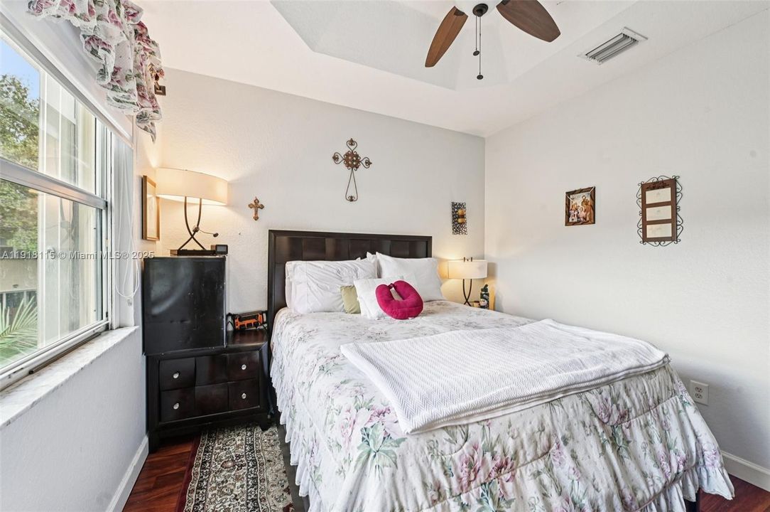 For Sale: $299,999 (3 beds, 2 baths, 1169 Square Feet)