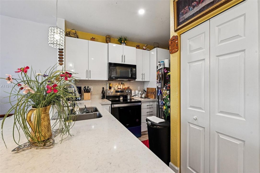 For Sale: $299,999 (3 beds, 2 baths, 1169 Square Feet)