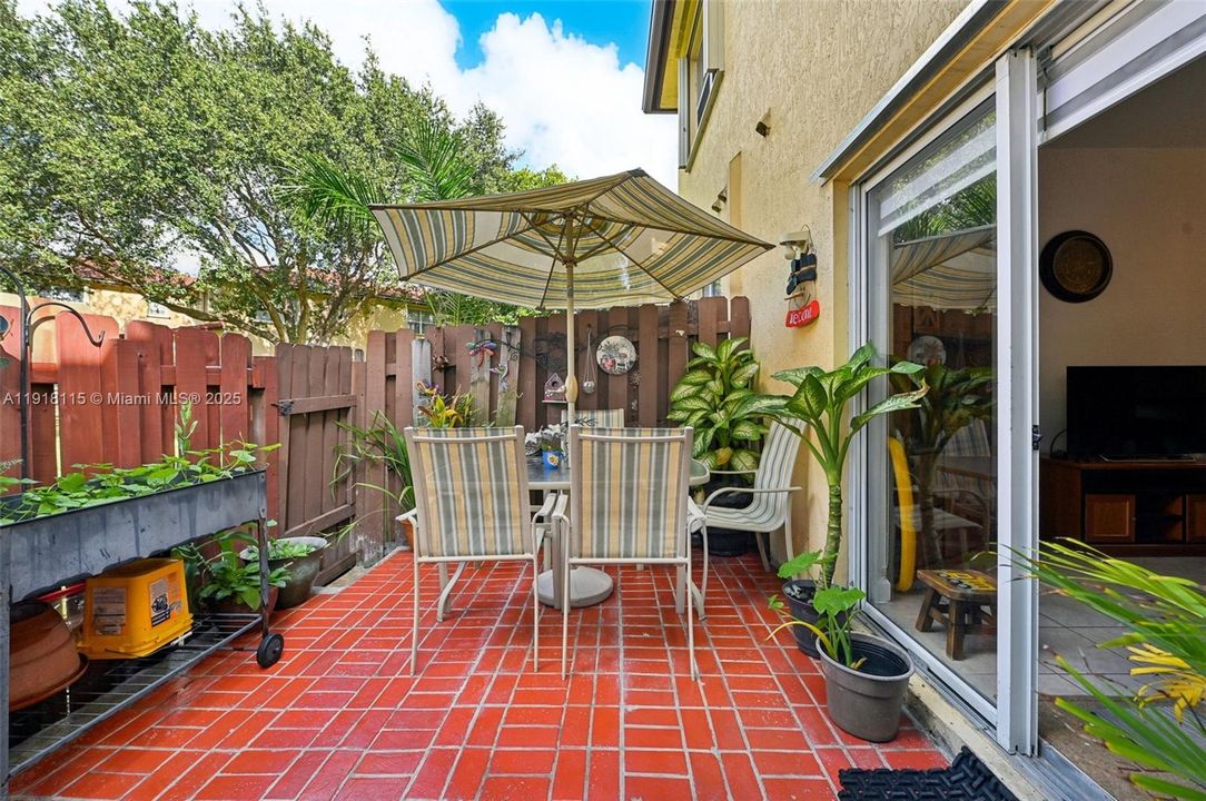 For Sale: $299,999 (3 beds, 2 baths, 1169 Square Feet)