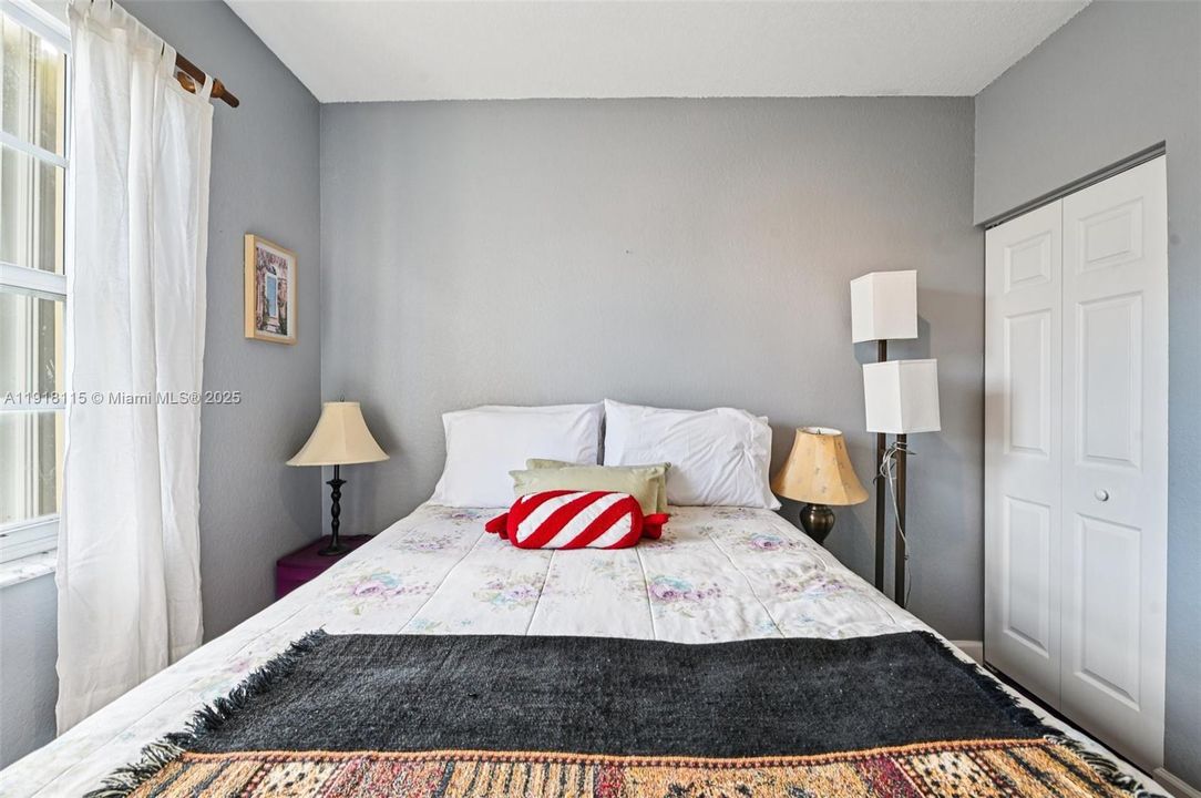 For Sale: $299,999 (3 beds, 2 baths, 1169 Square Feet)