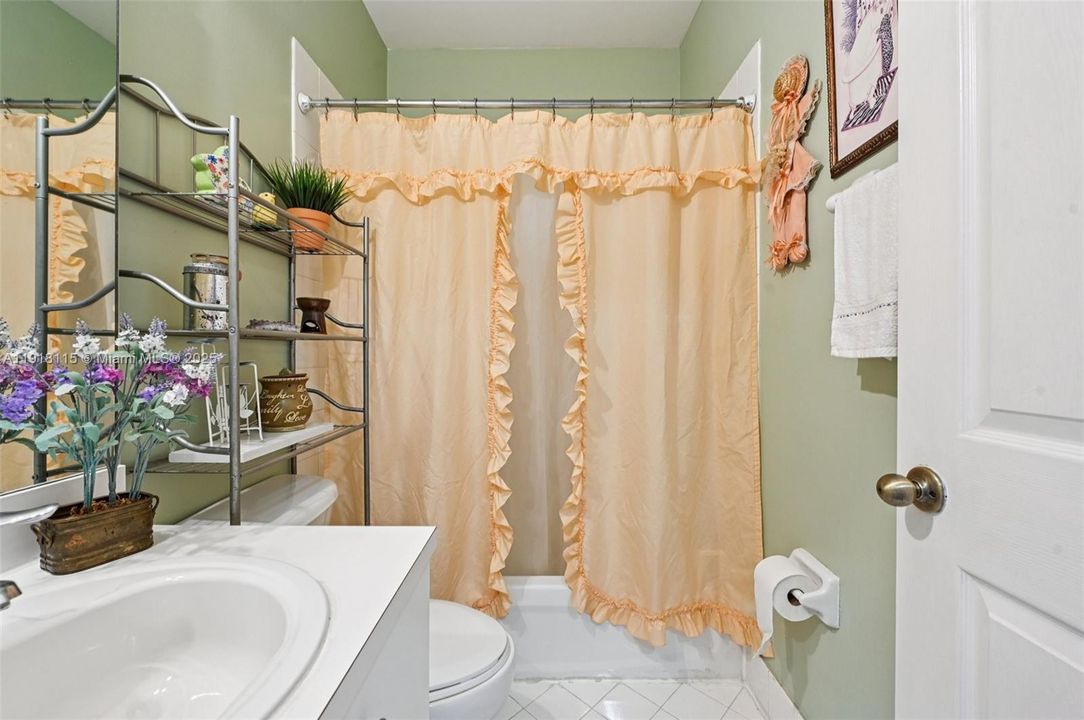 For Sale: $299,999 (3 beds, 2 baths, 1169 Square Feet)