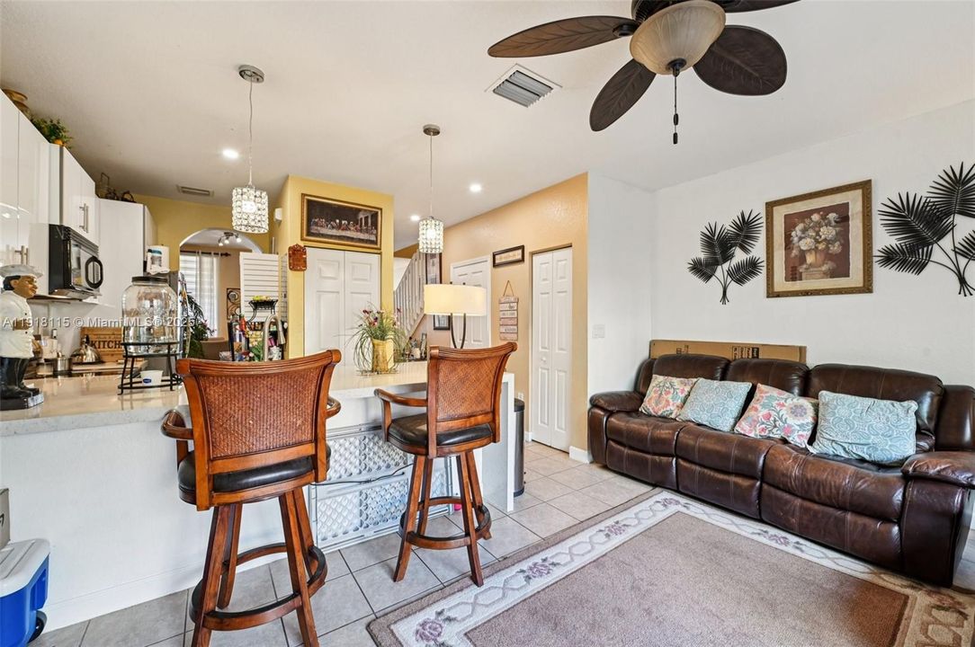 For Sale: $299,999 (3 beds, 2 baths, 1169 Square Feet)