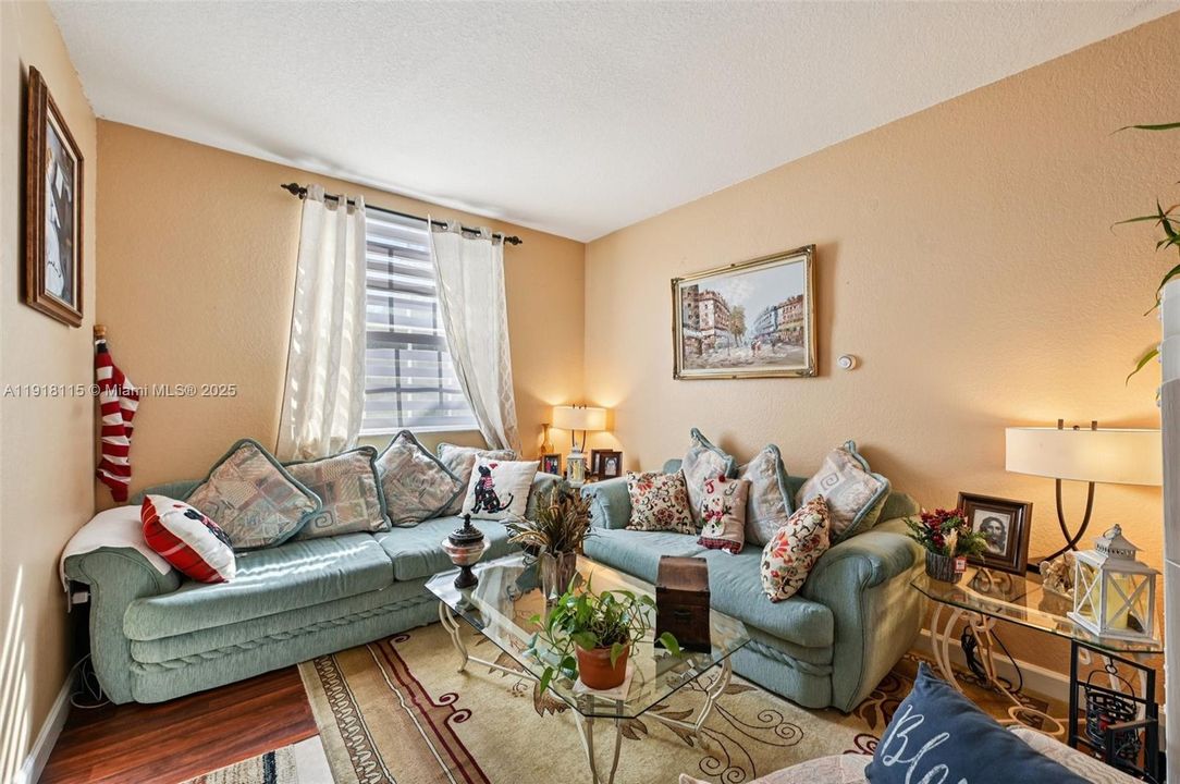 For Sale: $299,999 (3 beds, 2 baths, 1169 Square Feet)