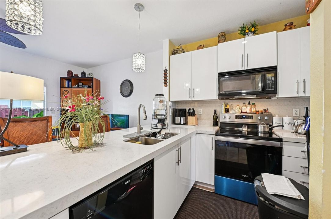 For Sale: $299,999 (3 beds, 2 baths, 1169 Square Feet)