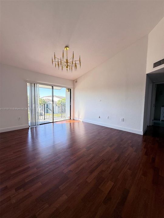 Active With Contract: $1,700 (1 beds, 1 baths, 679 Square Feet)