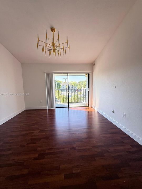 Active With Contract: $1,700 (1 beds, 1 baths, 679 Square Feet)