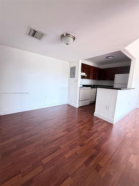 Active With Contract: $1,700 (1 beds, 1 baths, 679 Square Feet)