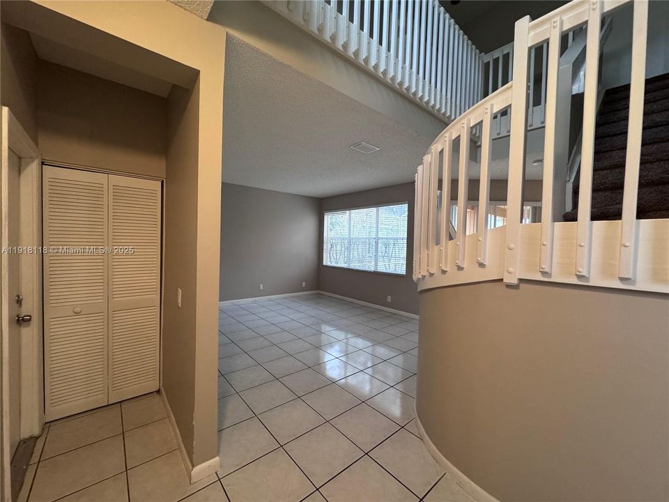 Под контрактом: $625,000 (4 спален, 2 ванн, 2133 Квадратных фут)