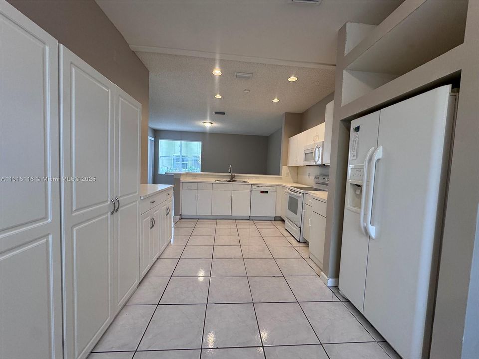 Под контрактом: $625,000 (4 спален, 2 ванн, 2133 Квадратных фут)