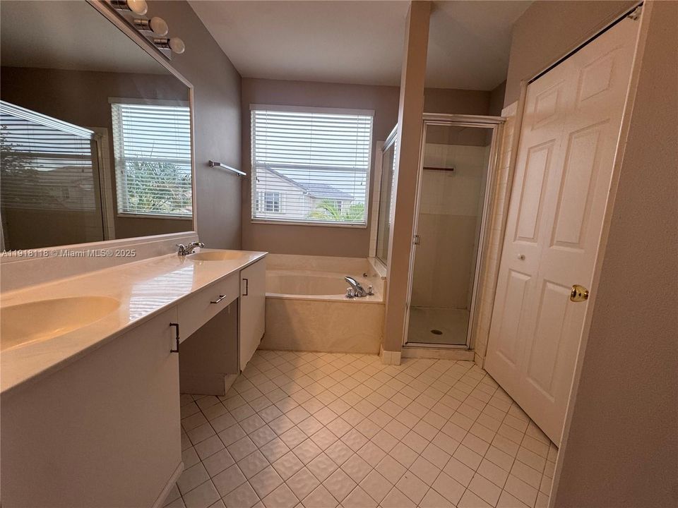 Под контрактом: $625,000 (4 спален, 2 ванн, 2133 Квадратных фут)