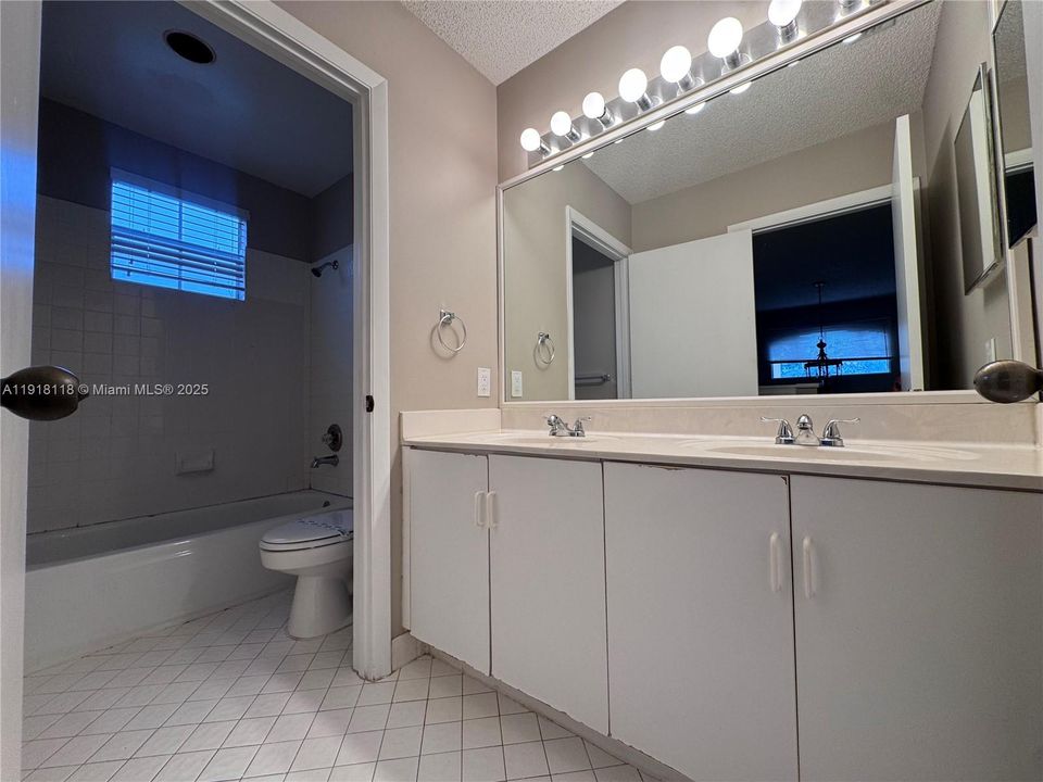 Под контрактом: $625,000 (4 спален, 2 ванн, 2133 Квадратных фут)