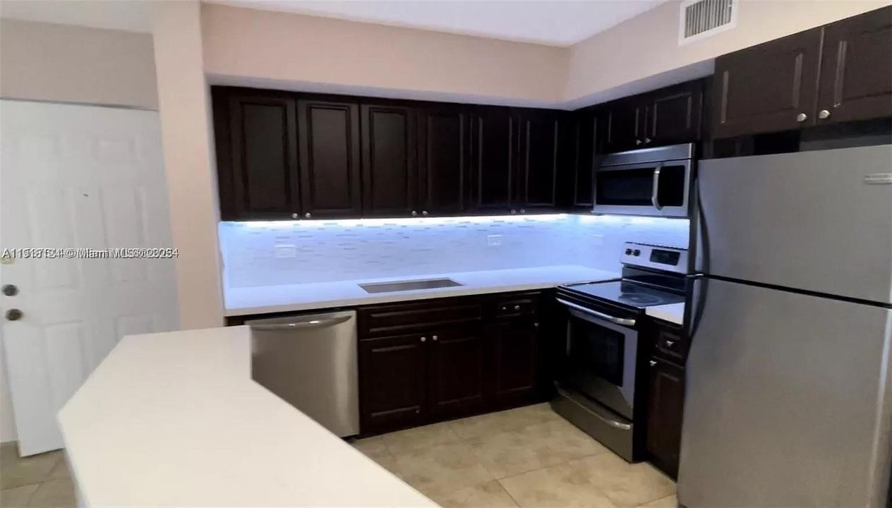 For Sale: $235,000 (2 beds, 1 baths, 749 Square Feet)
